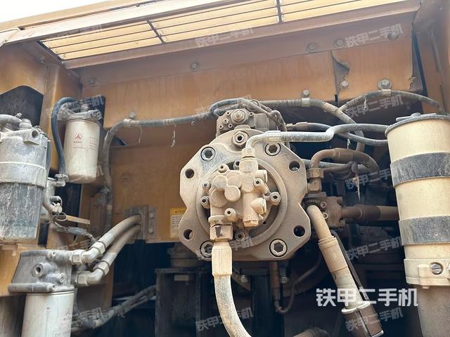 液压泵舱室正面整体（整机外观）