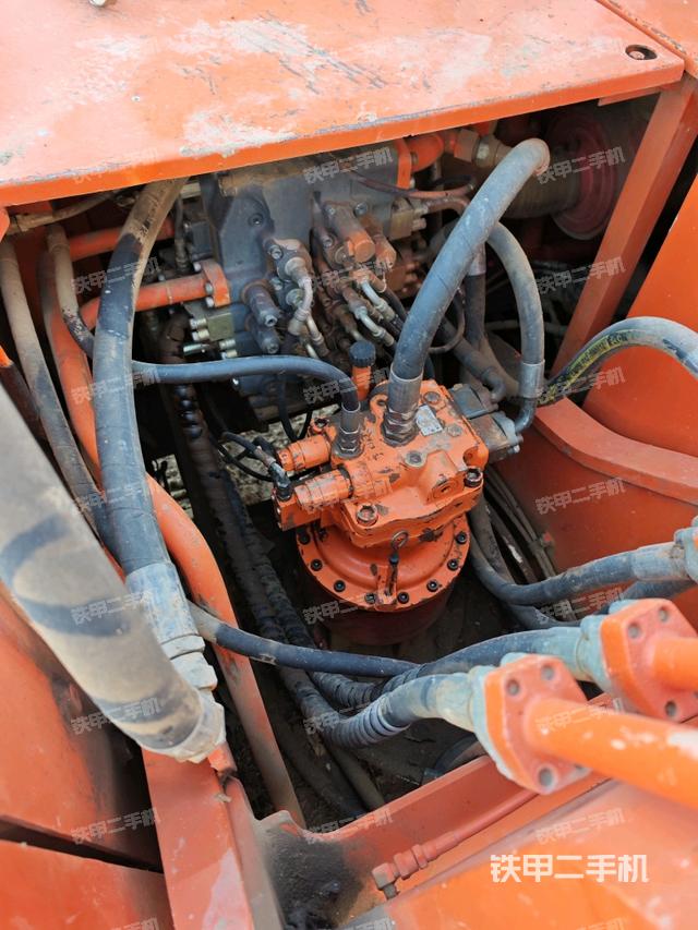 回轉(zhuǎn)馬達(dá)和主控閥(整機(jī)外觀) 回轉(zhuǎn)馬達(dá)和主控閥(整機(jī)外觀)