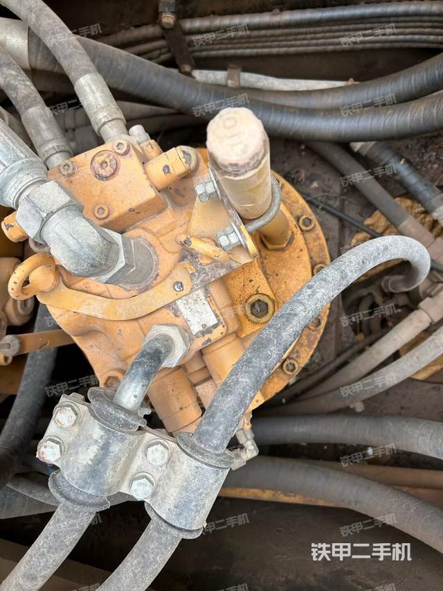 回转马达和主控阀（整机外观）