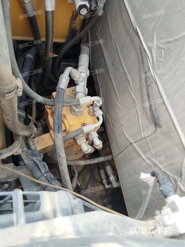 回轉(zhuǎn)馬達(dá)和主控閥（整機(jī)外觀）