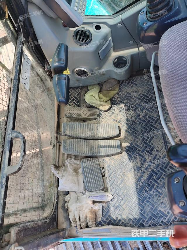 行走控制手柄和踏板?俯拍（駕駛室部分）