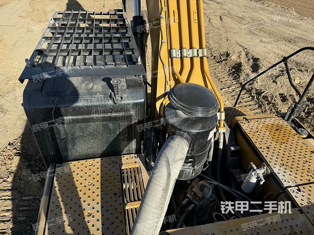 駕駛室頂部(整機(jī)外觀) 駕駛室頂部(整機(jī)外觀)