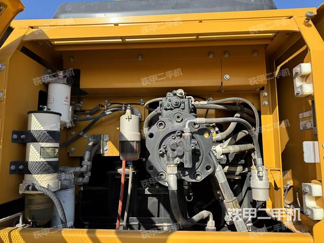 液压泵舱室正面整体（整机外观）