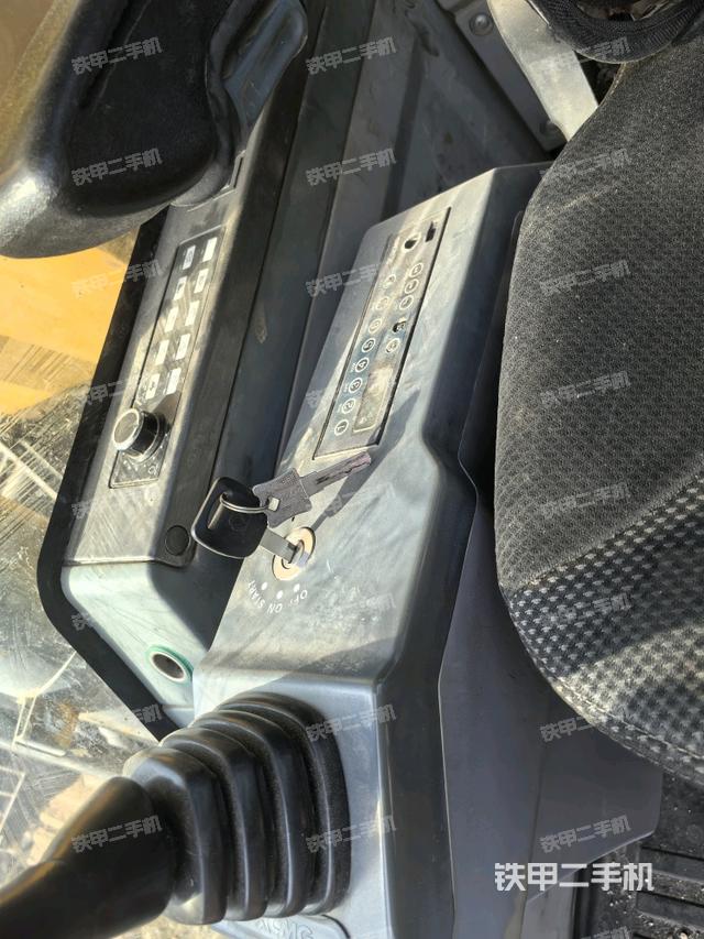 座椅右側(cè)控制臺/鑰匙門/油門/含右手柄(駕駛室部分) 座椅右側(cè)控制臺/鑰匙門/油門/含右手柄(駕駛室部分)