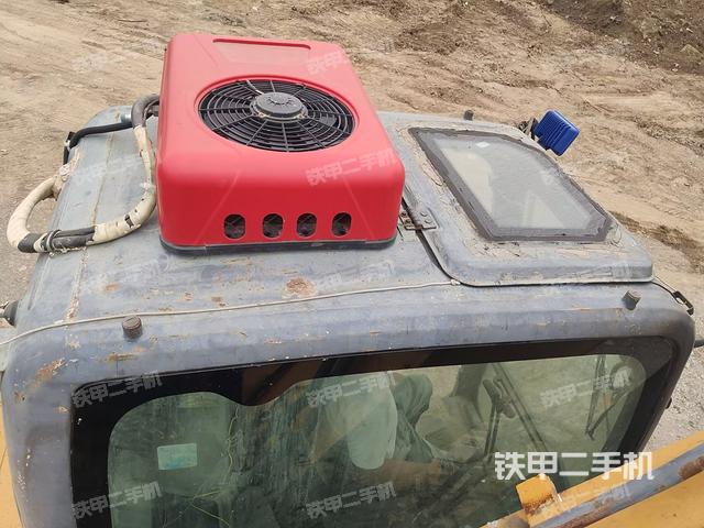 駕駛室頂部(整機(jī)外觀) 駕駛室頂部(整機(jī)外觀)