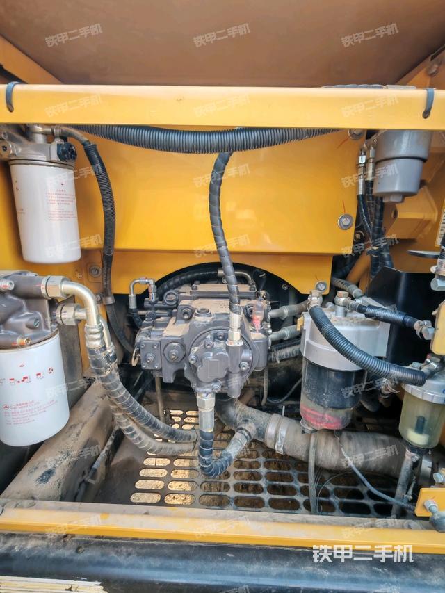 液壓泵艙室正面整體(整機(jī)外觀) 液壓泵艙室正面整體(整機(jī)外觀)