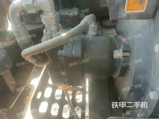 液压泵舱室正面整体（整机外观）