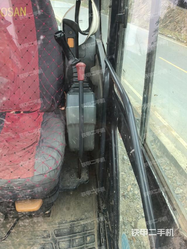 座椅右側(cè)控制臺/鑰匙門/油門/含右手柄（駕駛室部分）