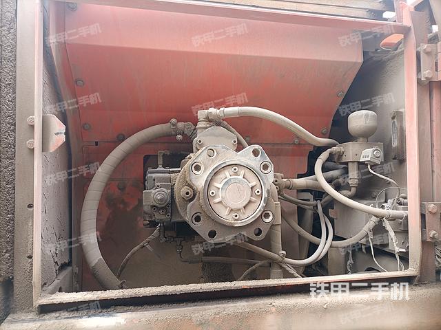 液压泵舱室正面整体（整机外观）