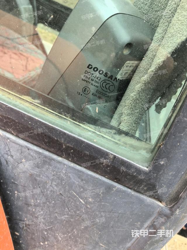 后窗玻璃角標（駕駛室部分）