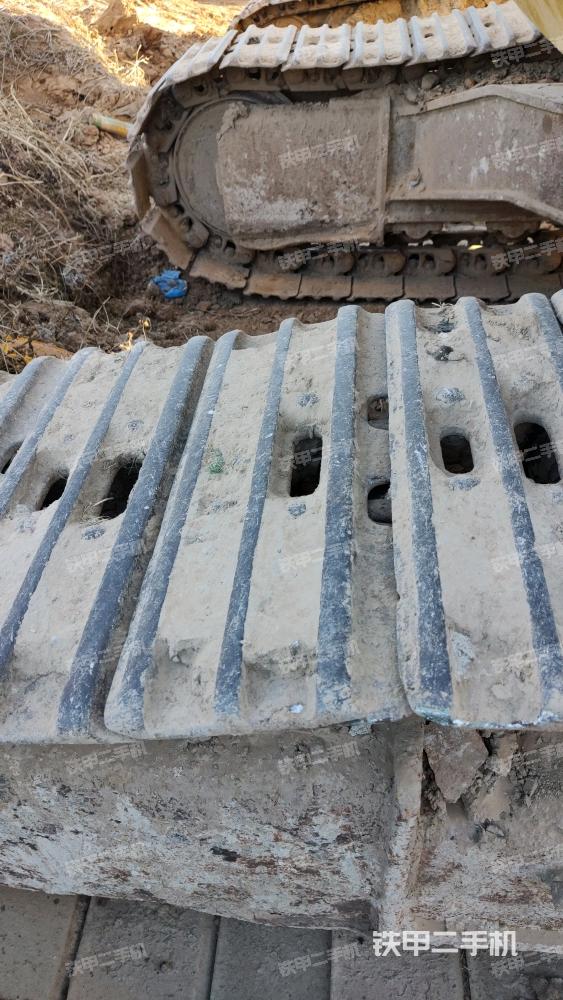 單側(cè)履帶整體(整機(jī)外觀) 單側(cè)履帶整體(整機(jī)外觀)