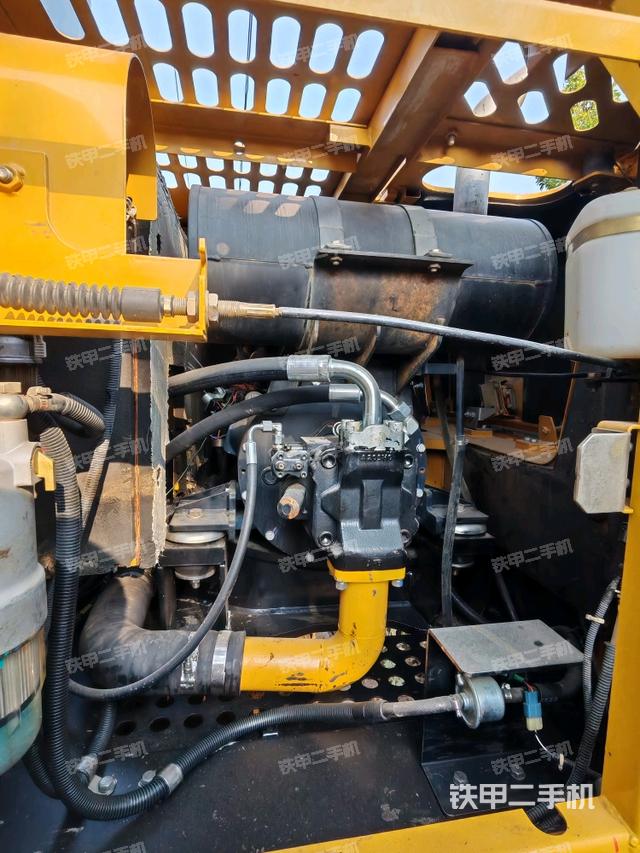 液壓泵艙室正面整體（整機外觀）