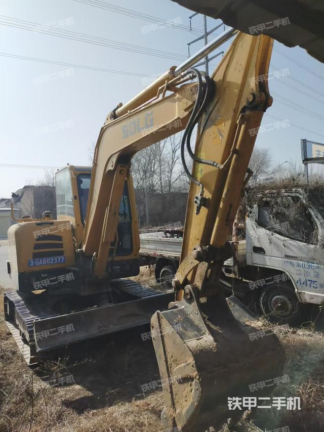 駕駛室頂部（整機外觀）