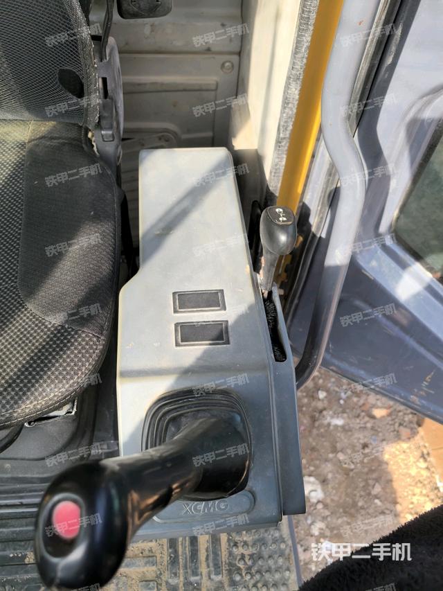 座椅左側(cè)控制臺/音響/含左手柄(駕駛室部分) 座椅左側(cè)控制臺/音響/含左手柄(駕駛室部分)