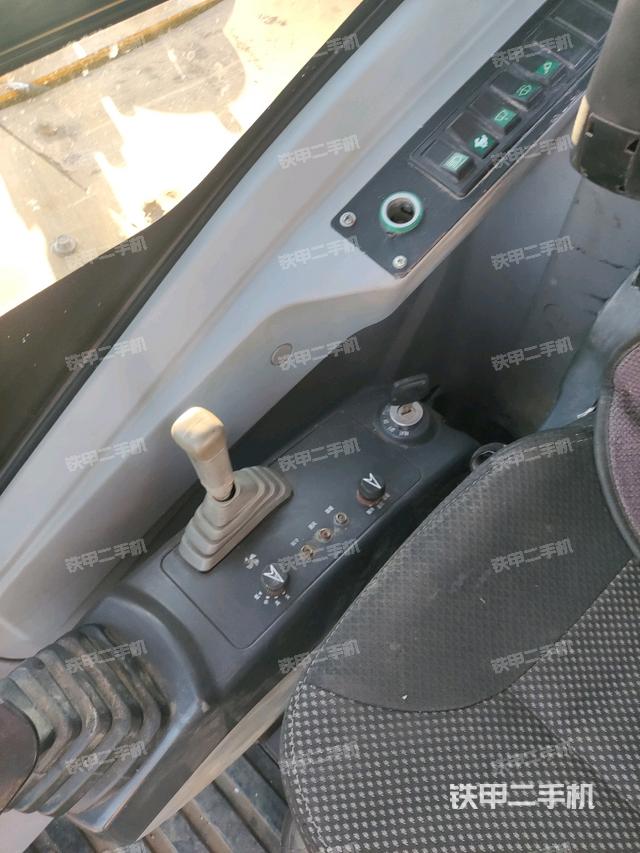 座椅右側(cè)控制臺(tái)/鑰匙門/油門/含右手柄（駕駛室部分）