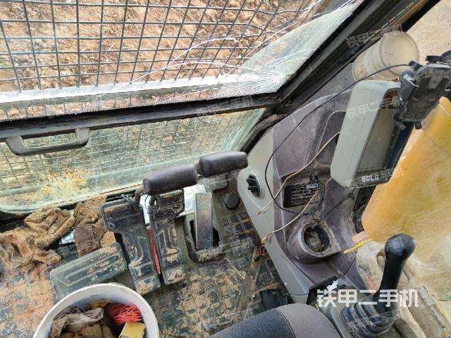 行走控制手柄和踏板?俯拍（駕駛室部分）