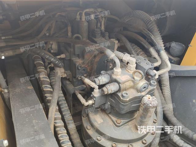 回轉(zhuǎn)馬達(dá)和主控閥(整機(jī)外觀) 回轉(zhuǎn)馬達(dá)和主控閥(整機(jī)外觀)