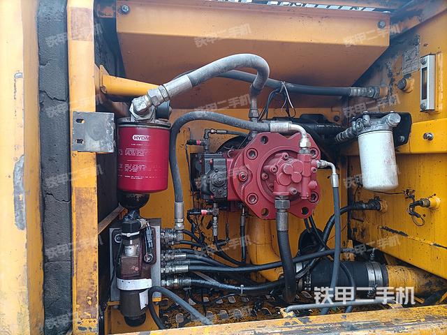 液压泵舱室正面整体（整机外观）