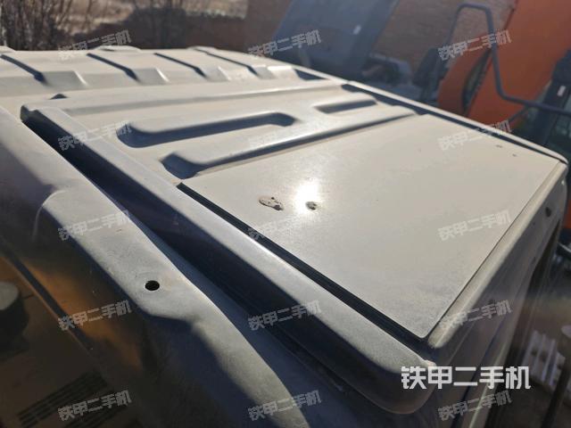 駕駛室頂部(整機(jī)外觀) 駕駛室頂部(整機(jī)外觀)