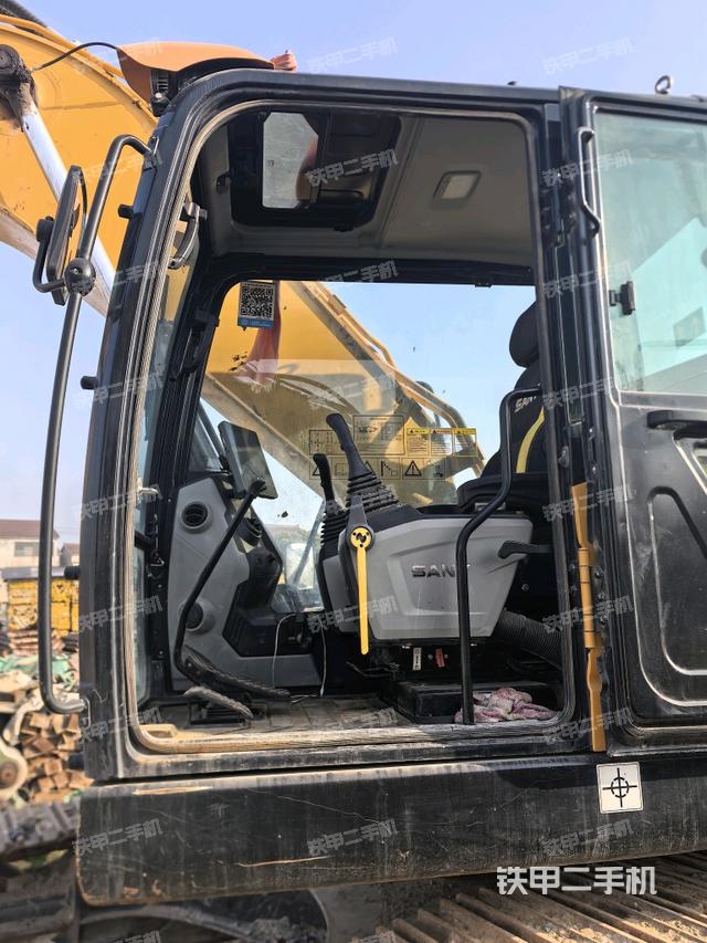 駕駛室整體(整機(jī)外觀) 駕駛室整體(整機(jī)外觀)