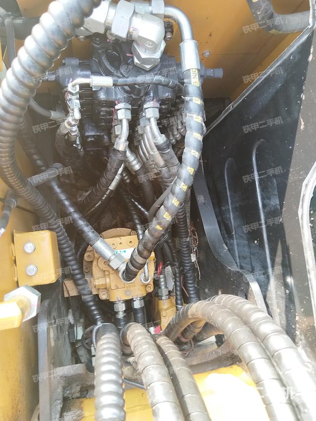 回轉(zhuǎn)馬達(dá)和主控閥（整機(jī)外觀）