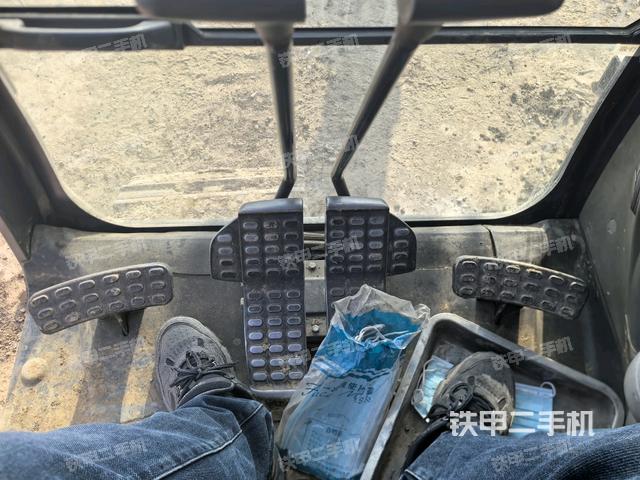行走控制手柄和踏板?俯拍(駕駛室部分) 行走控制手柄和踏板?俯拍(駕駛室部分)