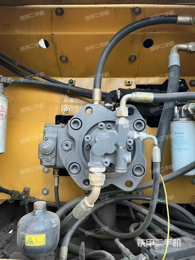 液壓泵艙室正面整體(整機(jī)外觀) 液壓泵艙室正面整體(整機(jī)外觀)