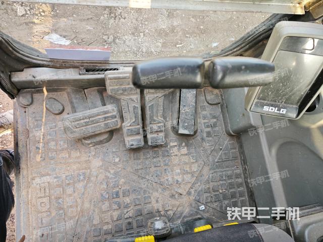 行走控制手柄和踏板?俯拍(駕駛室部分) 行走控制手柄和踏板?俯拍(駕駛室部分)