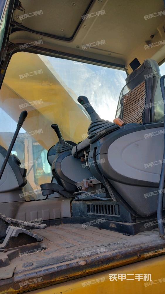 駕駛室整體(整機(jī)外觀) 駕駛室整體(整機(jī)外觀)