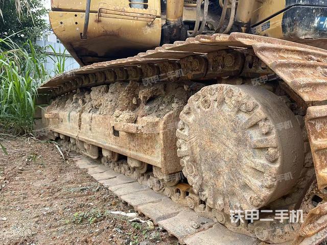 單側(cè)履帶整體(整機(jī)外觀) 單側(cè)履帶整體(整機(jī)外觀)