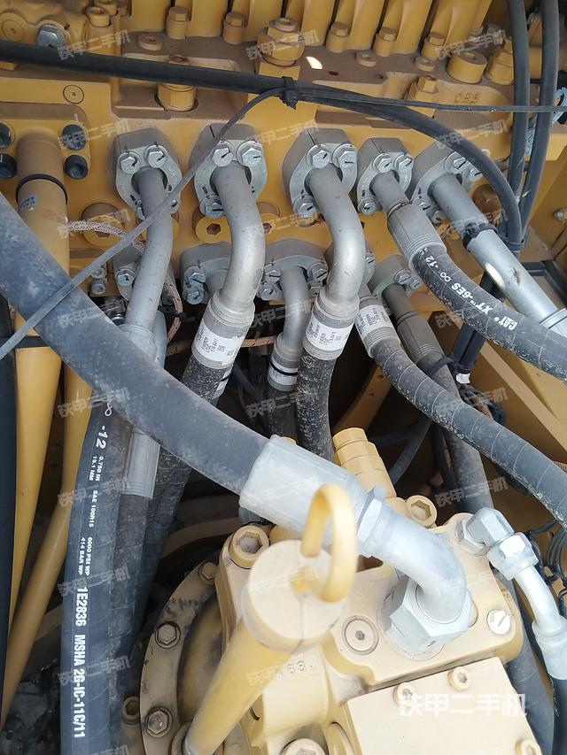 回转马达和主控阀（整机外观）