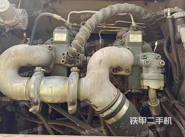 液壓泵艙室正面整體（整機外觀）