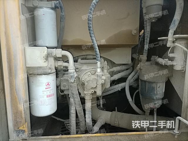 液压泵舱室正面整体（整机外观）