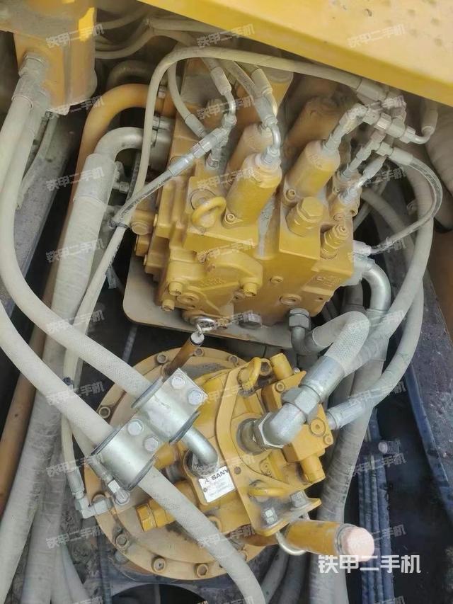 回轉(zhuǎn)馬達(dá)和主控閥（整機(jī)外觀）