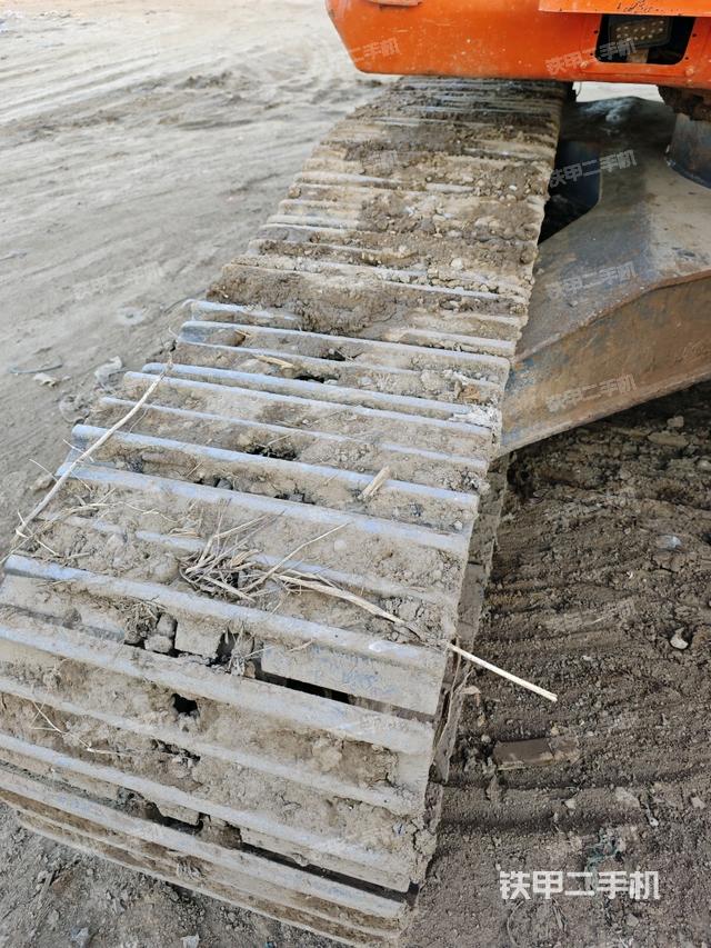 單側(cè)履帶整體(整機(jī)外觀) 單側(cè)履帶整體(整機(jī)外觀)