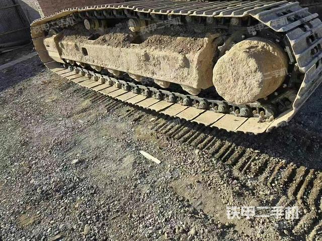 單側(cè)履帶整體(整機(jī)外觀) 單側(cè)履帶整體(整機(jī)外觀)