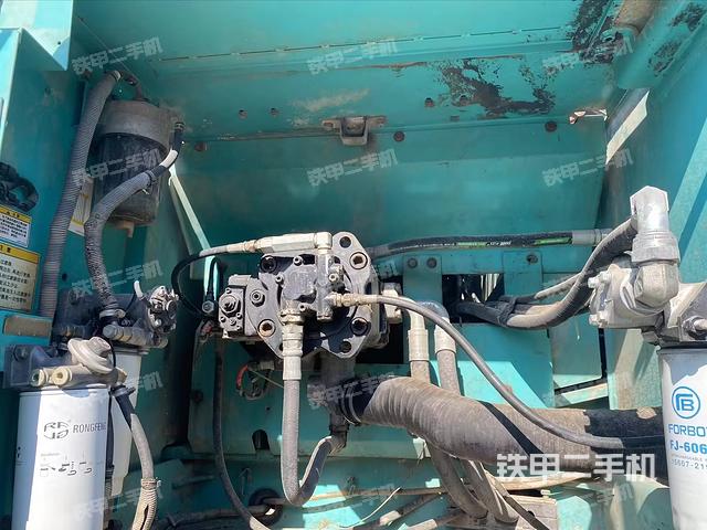 液壓泵艙室正面整體（整機外觀）