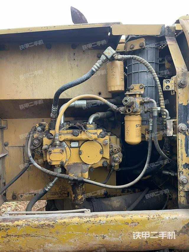 液壓泵艙室正面整體(整機(jī)外觀) 液壓泵艙室正面整體(整機(jī)外觀)