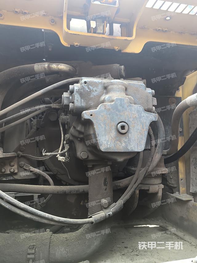 液压泵舱室正面整体（整机外观）