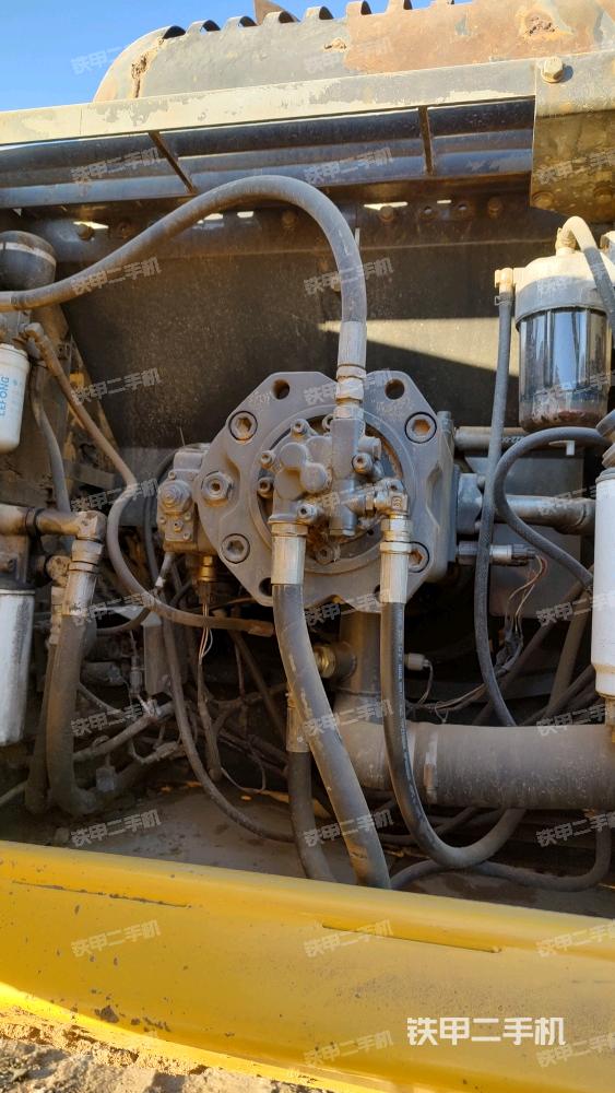 液壓泵艙室正面整體(整機(jī)外觀) 液壓泵艙室正面整體(整機(jī)外觀)