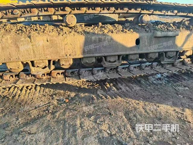 單側(cè)履帶整體(整機(jī)外觀) 單側(cè)履帶整體(整機(jī)外觀)