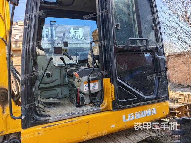 駕駛室整體(整機(jī)外觀) 駕駛室整體(整機(jī)外觀)