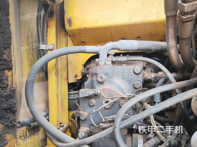 液壓泵艙室正面整體(整機(jī)外觀) 液壓泵艙室正面整體(整機(jī)外觀)