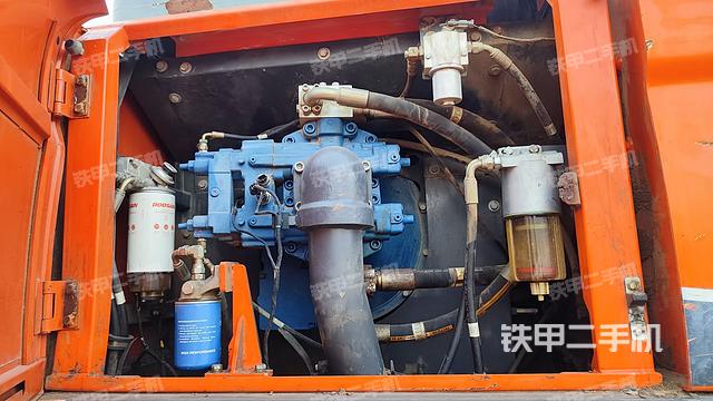 液壓泵艙室正面整體(整機(jī)外觀) 液壓泵艙室正面整體(整機(jī)外觀)