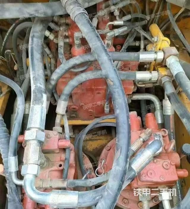 回轉(zhuǎn)馬達(dá)和主控閥（整機(jī)外觀）