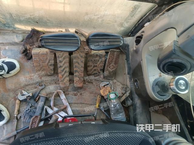 行走控制手柄和踏板?俯拍（駕駛室部分）