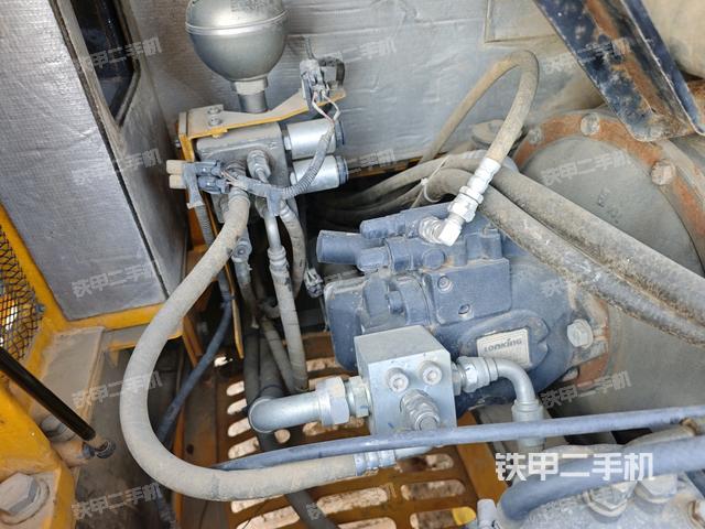 液壓泵艙室正面整體(整機(jī)外觀) 液壓泵艙室正面整體(整機(jī)外觀)