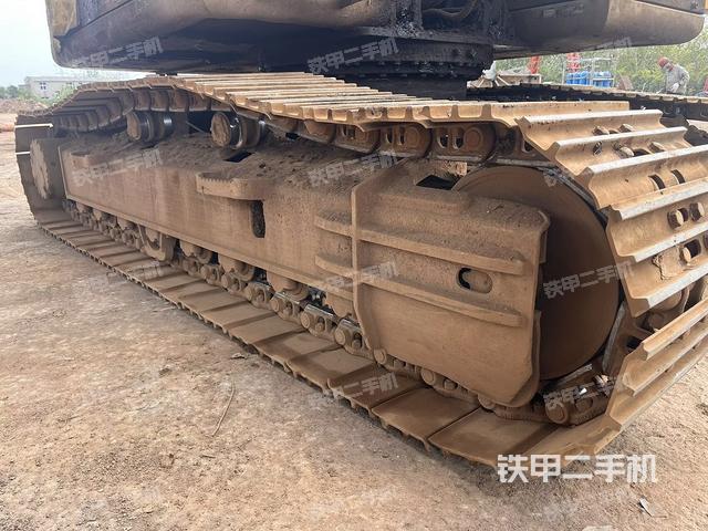 右側(cè)履帶整體(行走機構(gòu)) 右側(cè)履帶整體(行走機構(gòu))
