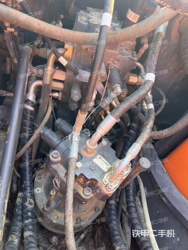 回轉(zhuǎn)馬達(dá)和主控閥（整機(jī)外觀）