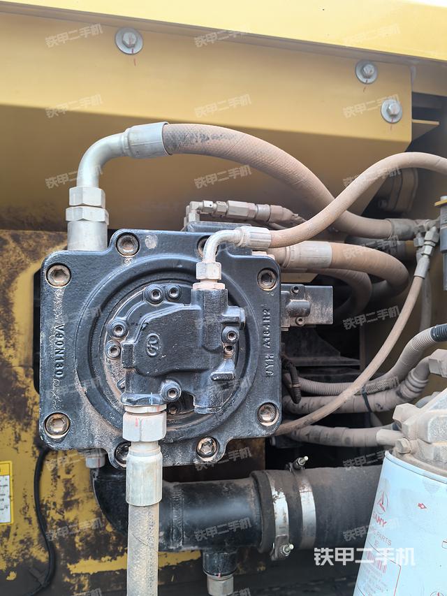 液压泵舱室正面整体（整机外观）